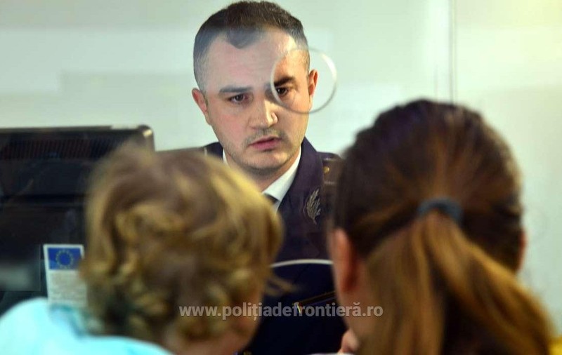 O femeie a zburat de la New York în România cu trei copii între 4 și 12 ani care aveau pașapoarte false și a mințit că e mama lor