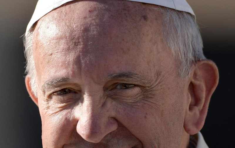 GESTUL de NECREZUT al lui Papa Francisc: "S-a deghizat în preot obişnuit şi a ieşit din Vatican pentru a se întâlni cu oamenii străzii"
