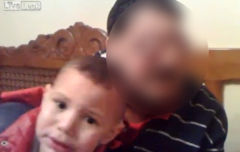 "NIMENI NU MĂ MAI PRIVEŞTE ÎN OCHI". Drama bărbatului cu un copil în braţe | VIDEO ŞOCANT