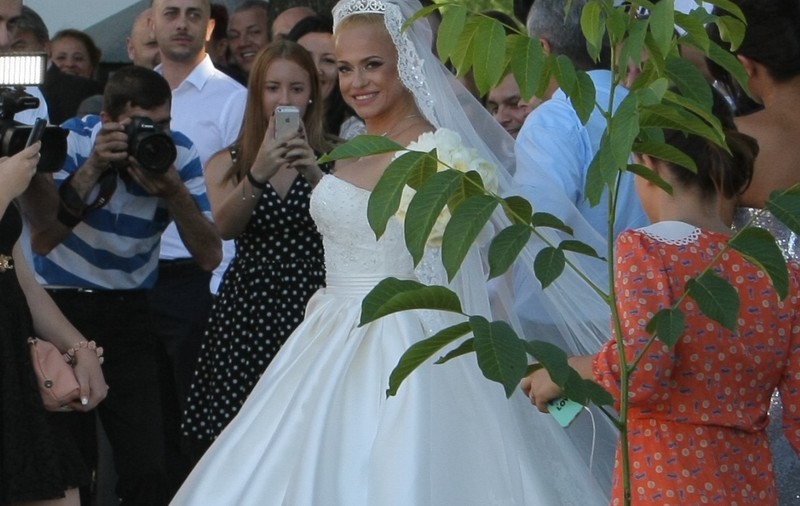 Anda Adam a făcut spectacol cu ROCHIA DE MIREASĂ! Ce detalii elegante are ținuta 1.700 de euro | FOTO