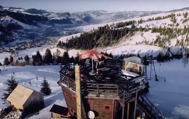 Cât costă să petreci sărbătorile de iarnă în Harghita. Turiștii sunt așteptați cu mese tradiționale, SPA și pârtii de ski