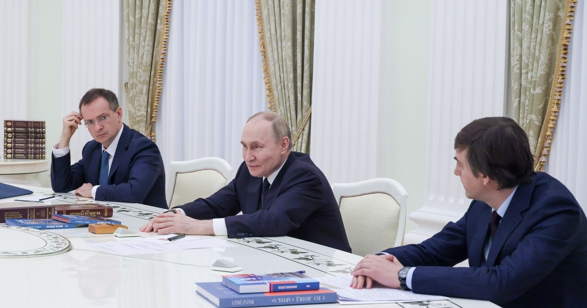 Vladimir Putin (centru) discută despre manualele școlare cu consilierul său, istoricul Vladimir Medinski (stânga) și ministrul Educației Serghei Kravțov (dreapta) Foto; Profimedia