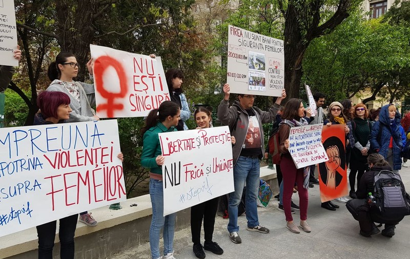 FOTO/ Protest în fața Primăriei Capitalei din cauza închiderii singurului centru pentru victimele violenței domestice