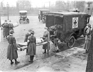 Membrii Crucii Roșii Americane transportă victimele gripei, în 1918 | Foto: Hepta