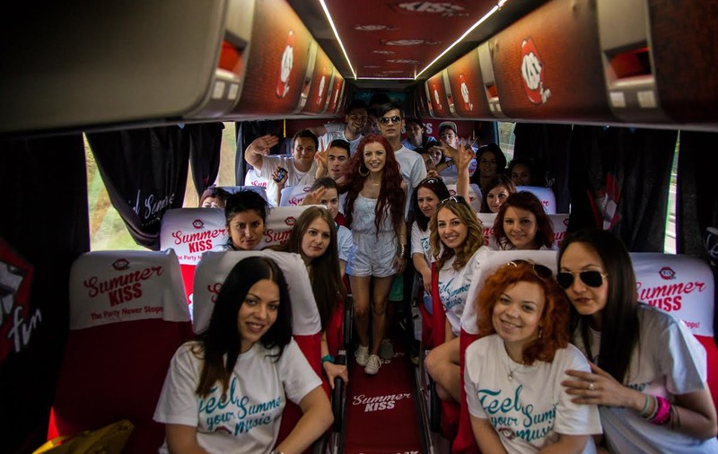 ELENA GHEORGHE le-a CÂNTAT LIVE UNOR PASAGERI într-un AUTOBUZ