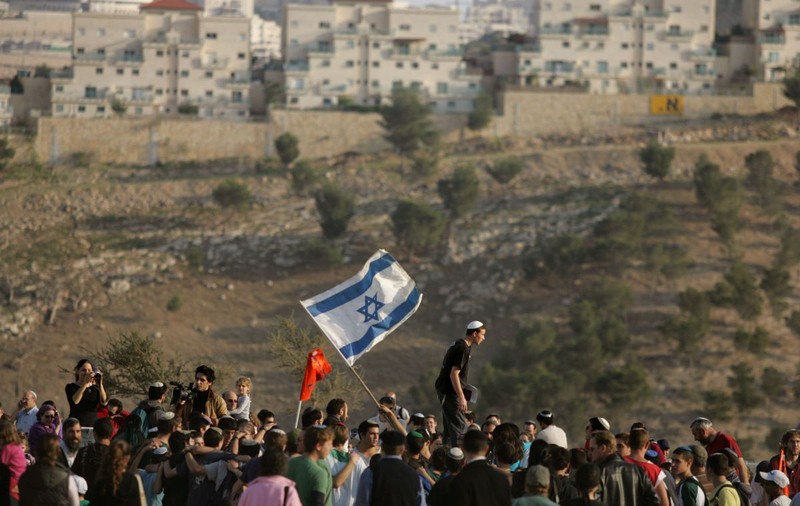 Coloniști israelieni au încercuit două familii palestiniene în propriile case. Asediul durează de duminică