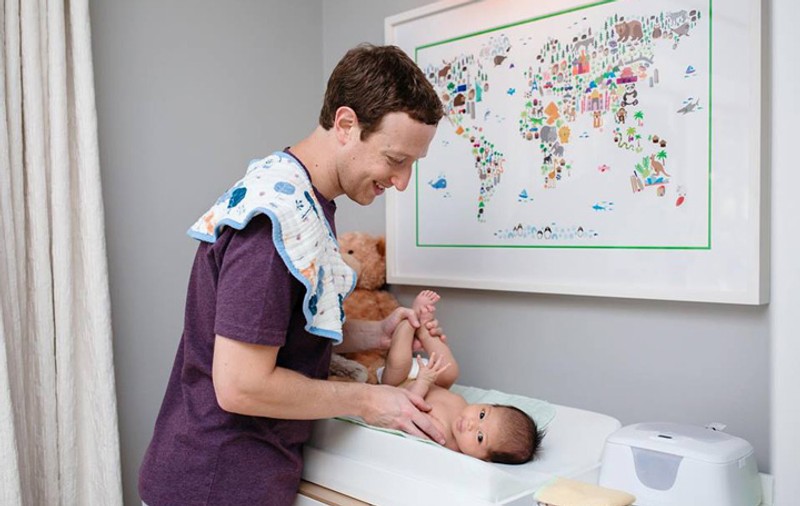 Mark Zuckerberg, prea intim pe Facebook? Uite-l cum schimbă scutecul fiicei sale!