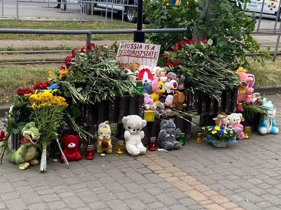 Jucăriile fuseseră lăsate de localnici în memoria copiilor uciși.