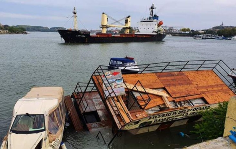 O navă cargo uriaşă a distrus un ponton pe faleza din Tulcea