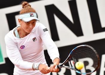 Irina Begu, în timpul meciului cu Serena Williams. (FOTO: EPA)