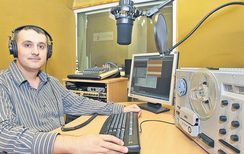 Alex îşi aduce aminte cum se asculta muzică în comunism: «Luam benzi de de la marinari»