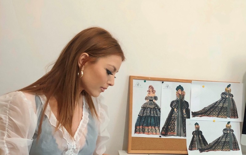 Elena Gheorghe va purta ţinute create special pentru ea la concertul de la Sala Palatului. Trei persoane o vor ajuta să îmbrace fiecare rochie