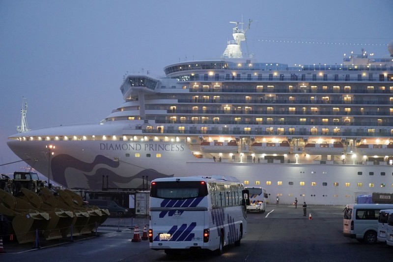 Mai multe autobuze au fost mobilizate pentru avcuarea pasagerilor americani de pe Diamond Princess FOTO: EPA