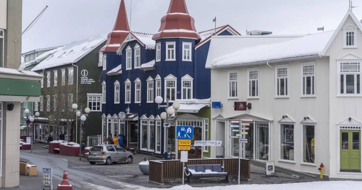 Orasul Akureyri în timpul iernii. Se vad clasiri acoperite cu zapada și o strada menținută fără zăpadă și gheață de un sistem de încălzire alimentat cu energie geotermală. Akureyri este al doilea oraș ca mărime din Islanda, al doilea după zona Reykjavik