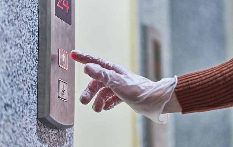 Cât de periculoase sunt lifturile pentru a lua COVID-19 și cum ne putem proteja