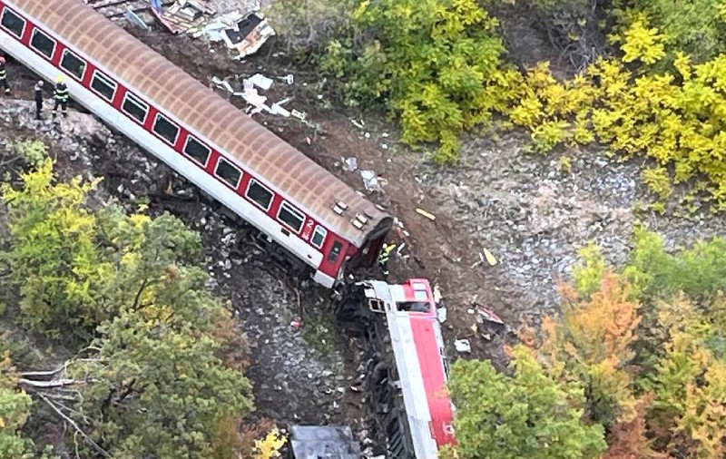 Două trenuri s-au ciocnit în Slovacia, iar unul a atârnat deasupra unei prăpastii. Mai multe persoane au fost rănite