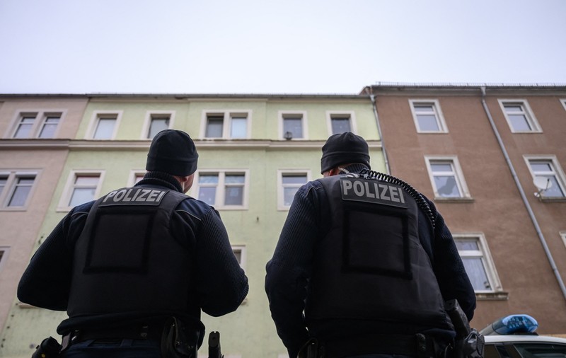 Trei frați de 1, 2 și 3 ani și tatăl lor au fost găsiți morți într-o casă. Poliția nu știe nimic de mama copiilor și alți doi frați mai mari, căutați acum în Germania