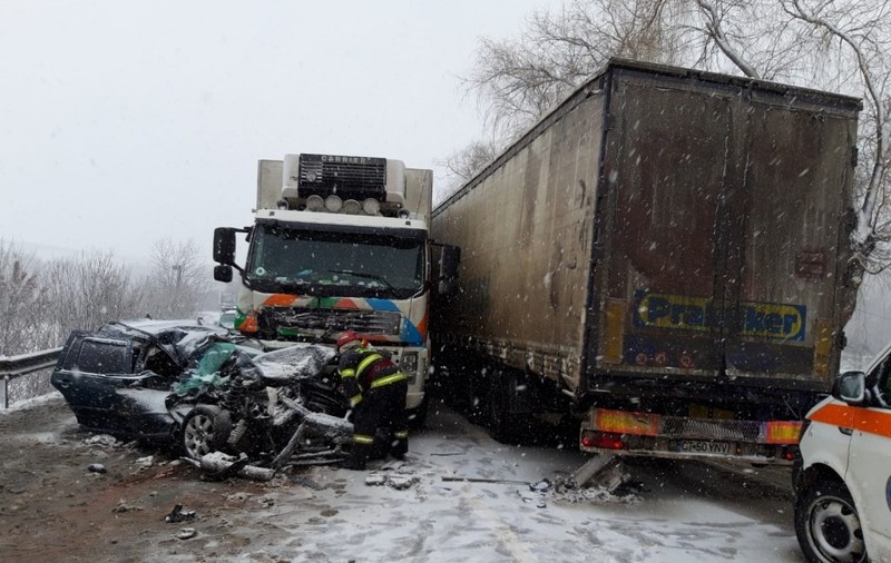 Accident între două TIR-uri, în Suceava. Șase oameni au fost răniți, printre care și doi copii