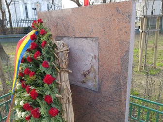 O coroană dedicată eroilor Revoluției a fost depusă și la monumentul fără nume, de la Răzoare