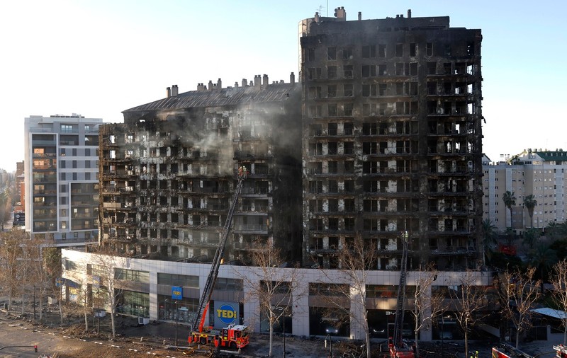 „A fost brutal, foarte rapid, totul a ars în cinci minute”. Mărturiile oamenilor scăpați din blocul mistuit de foc în Valencia