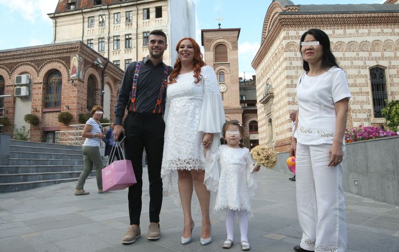 FOTO EXCLUSIV/ Oana Roman a fost de două ori mireasă în aceeași rochie. O dată la propria nuntă, altă dată la...