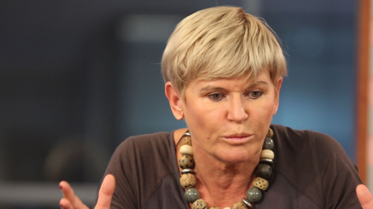 Monica tatoiu gesticulează în platoul unei emisiuni tv