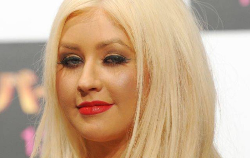 Christina Aguilera a pozat pentru prima dată TOPLESS. Imaginea îndrăzneaţă a primit sute de critici