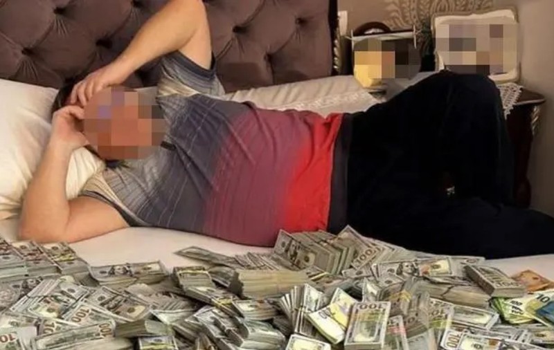 O doctoriță din Ucraina a aruncat jumătate de milion de euro pe fereastră, când a venit poliția la ea acasă, unde avea peste 5 milioane de euro numerar | VIDEO
