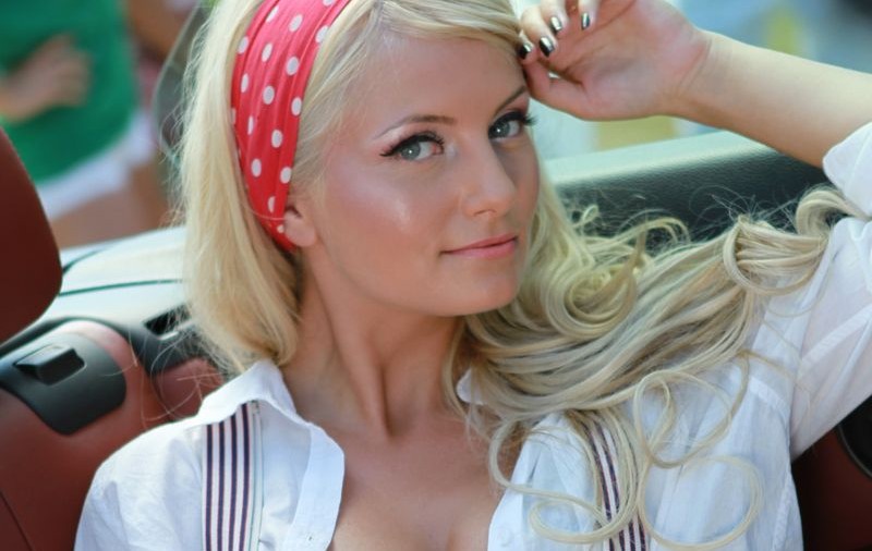 SCHIMBARE RADICALĂ. Sylvia nu mai e blondă, s-a făcut ROŞCATĂ! Îţi place cum îi stă?