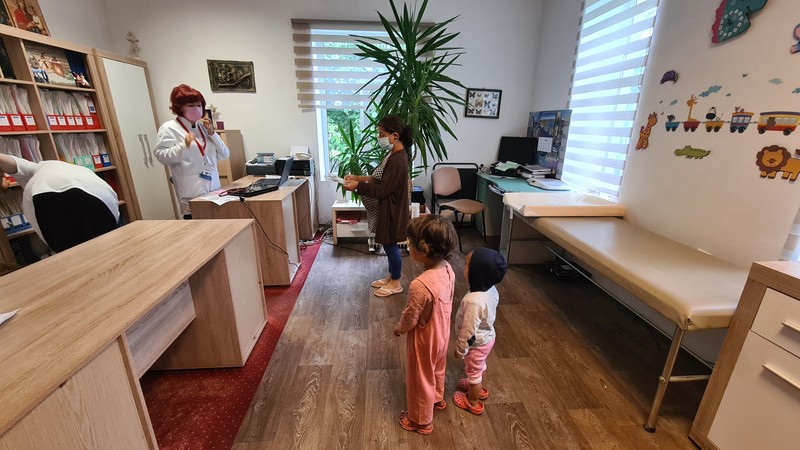 În cabinetul dr. Oana Miron, unul din cei 137 de medici de familie care vaccinează pacienți în județul Iași