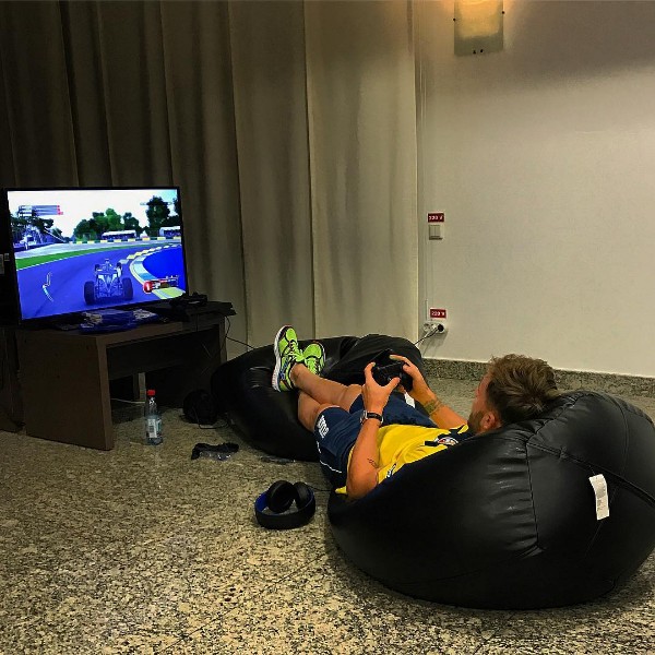 Alexandru Maxim se relaxeză cu o cursă de auto pe televizor
