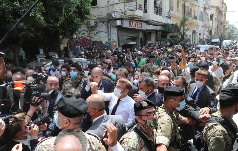 Emmanuel Macron, primit ca un salvator la Beirut, după explozii. Cuprinși de furie, libanezii au cerut ajutorul Franței în timp ce au strigat: “Revoluție!”