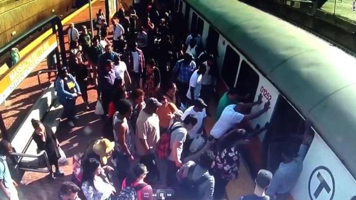 O femeie și-a prins piciorul între tren și peron în Boston, Statele Unite