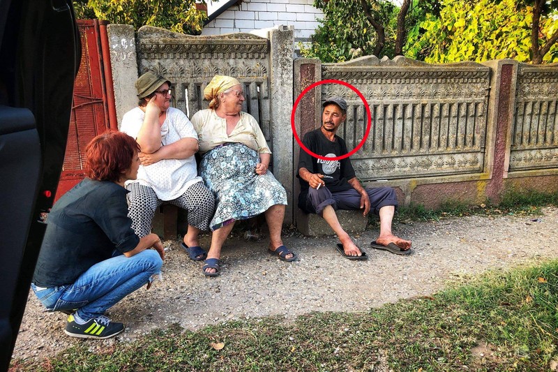 Fane Risipițeanu (cu șapcă, în dreapta), pe 8 august, în timp ce discută cu reporterul Maria Andrieș / Foto: Eli Driu