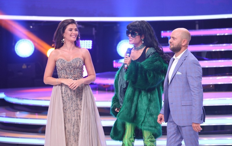 Barbara, de la Mandinga, a rămas fără voce. S-a întâmplat înainte de prima ei transformare, la “Te cunosc de undeva” | FOTO