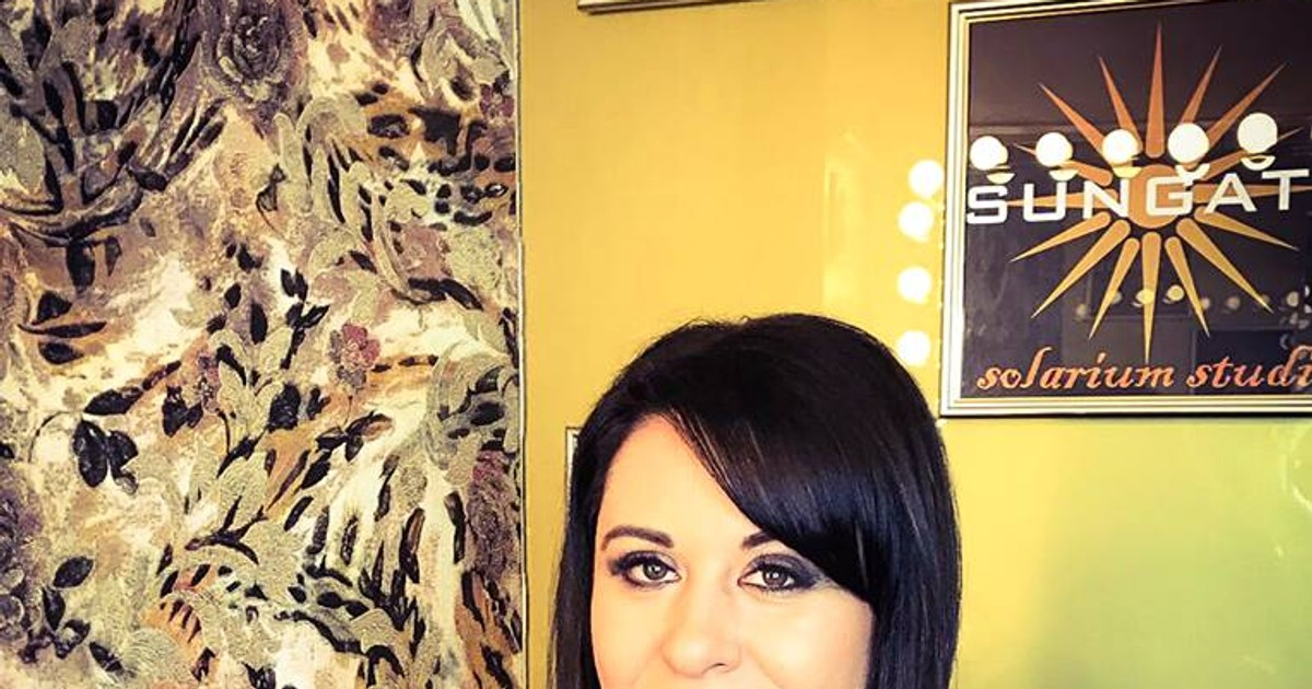 oana Roman s-a făcut brunetă și pozează la un salon de înfrumusețare