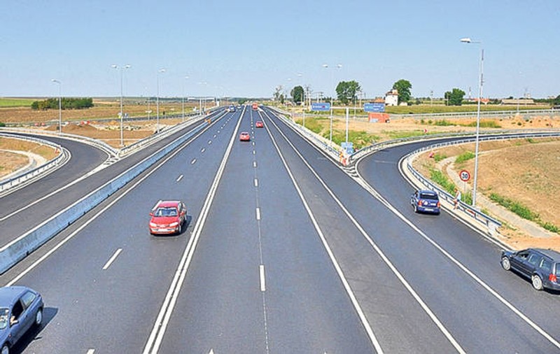 Ce rușine! Compania de Drumuri încă se luptă  pentru primii 3 km ai autostrăzii Bucureşti-Ploieşti. Mai au nevoie de 2 ani să-i facă!