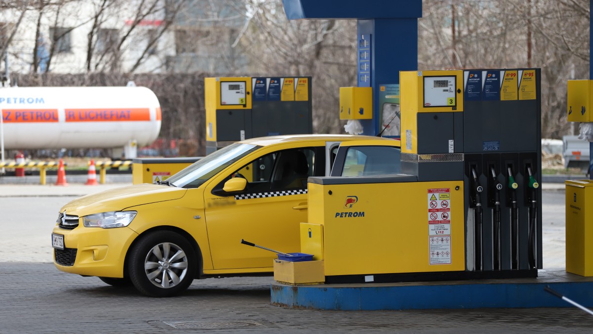 Un taxi alimentează într-o benzinărie Petrom