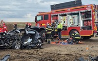 accident rutier între Pașcani și Brătești, 23 sept 2026 - locul unui accident grav pe un teren de pământ, unde un autoturism complet distrus și zdrobit se află lângă o autospecială mare de pompier