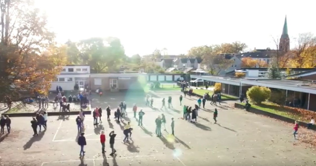 Imaginea din curtea liceului din Gelsenkirchen