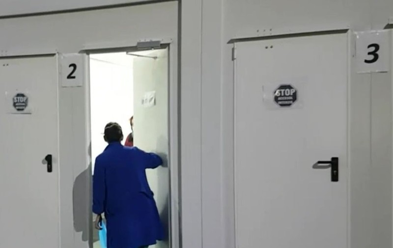 Pacienții care așteaptă rezultatele testului de COVID-19 la Spitalul de Urgențe din Iași stau și până la 24 de ore în containere încălzite