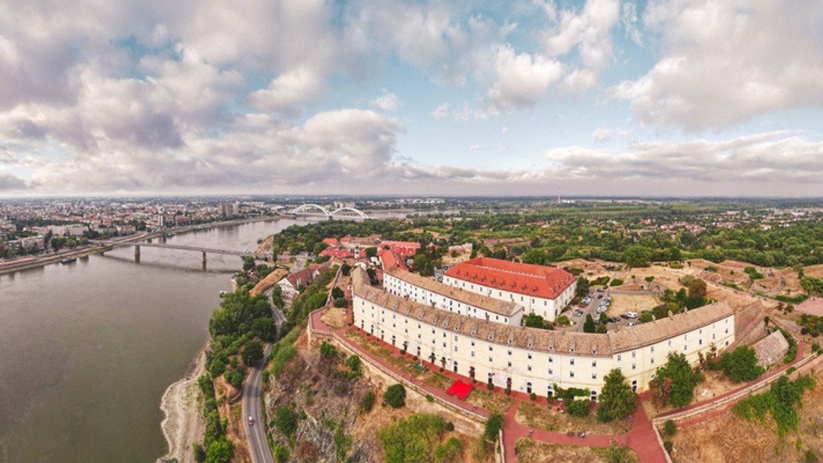 Ce să vizitezi în Novi Sad - Imagine aeriană cu cetatea Petrovaradin din Novi Sad şi fluviul Dunărea