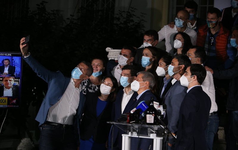 FOTO | Victoria lui Nicușor Dan, în imagini: șampanie, selfie-uri și mulțumiri