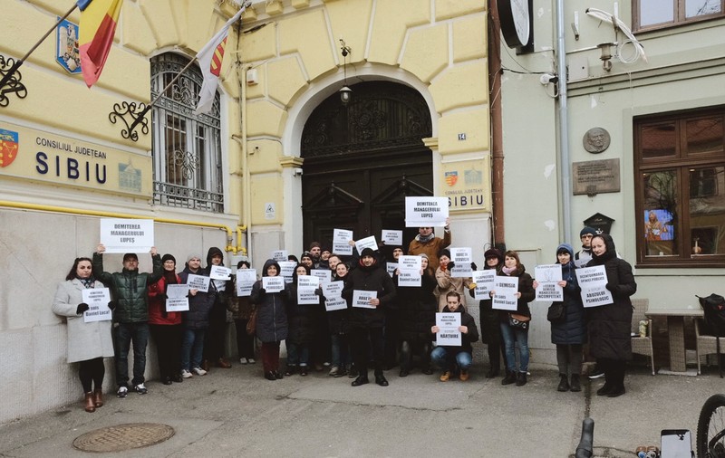 Proteste la Filarmonica de Stat din Sibiu: „Lucrătorii sunt exploataţi cu bună ştiinţă de către conducerea instituţiei”