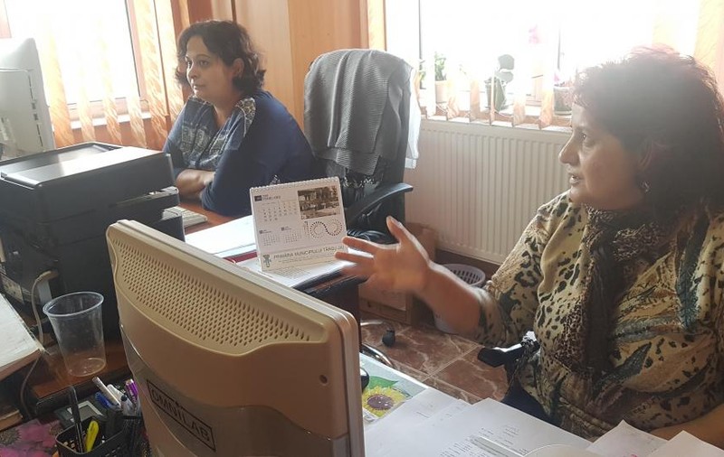 Un primar din Gorj a ridicat calculatoarele angajatelor care l-ar bârfi pe Facebook. „Răspund de toate bunurile Primăriei”