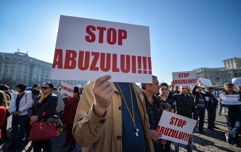 Se îngheață salariile la stat, dar se îngheață deopotrivă cele mici și cele de peste 10.000 de euro pe lună!