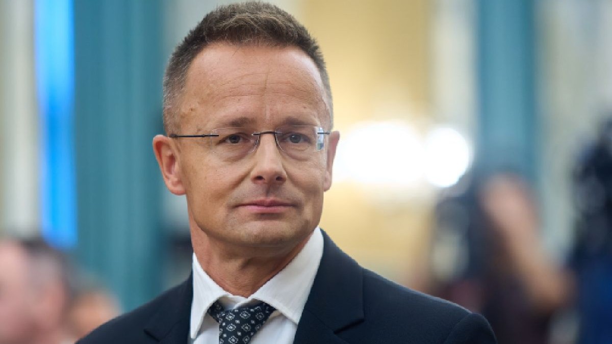 Peter Szijjarto, ministrul de externe al Ungariei, îmbrăcat în costum, cu cravată și cămașă albă