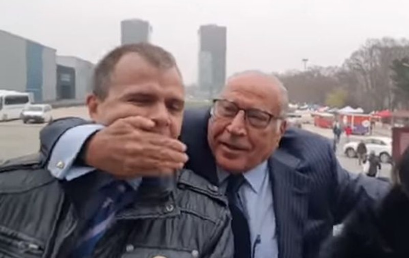 VIDEO/ Circ la Târgul de carte. Voiculescu i-a pus mâna la gură unui jurnalist. „Haideți să vorbim, ca de la jurnalist la infractor”