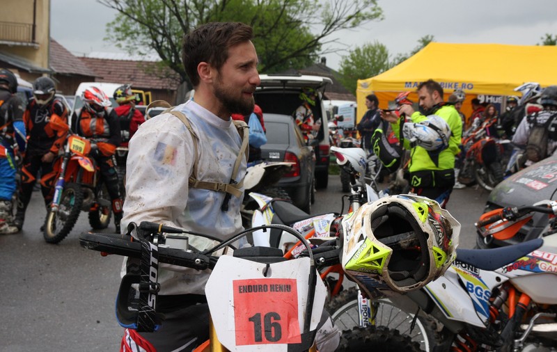 Tur de forță! Dani Oțil «aleargă» între filmări ca să participe la enduro