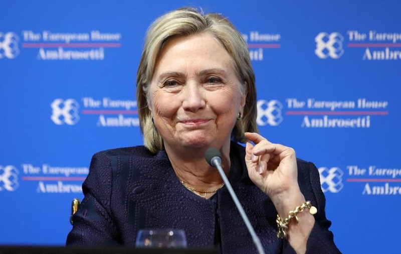 Hillary Clinton îl parodiază pe Trump, cu o falsă scrisoare a lui Kennedy către Hrușciov: ”Nu fi tâmpit, ok?”